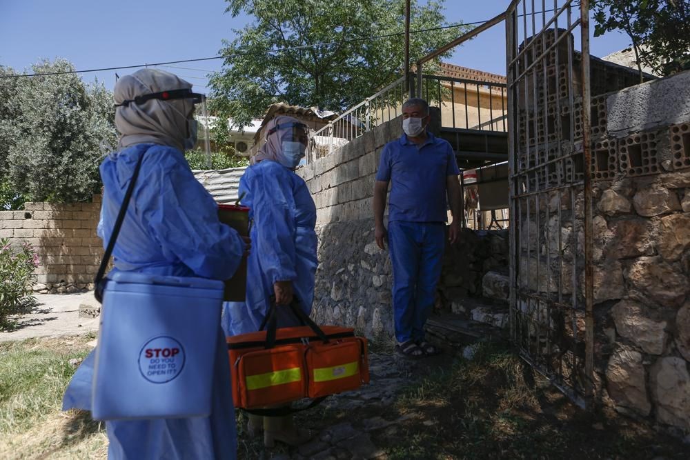 En ücra köylerde kapı kapı dolaşıyorlar: Türkiye’deki corona virüs aşısı ikna ekiplerinin başarısı uluslararası basında - 4