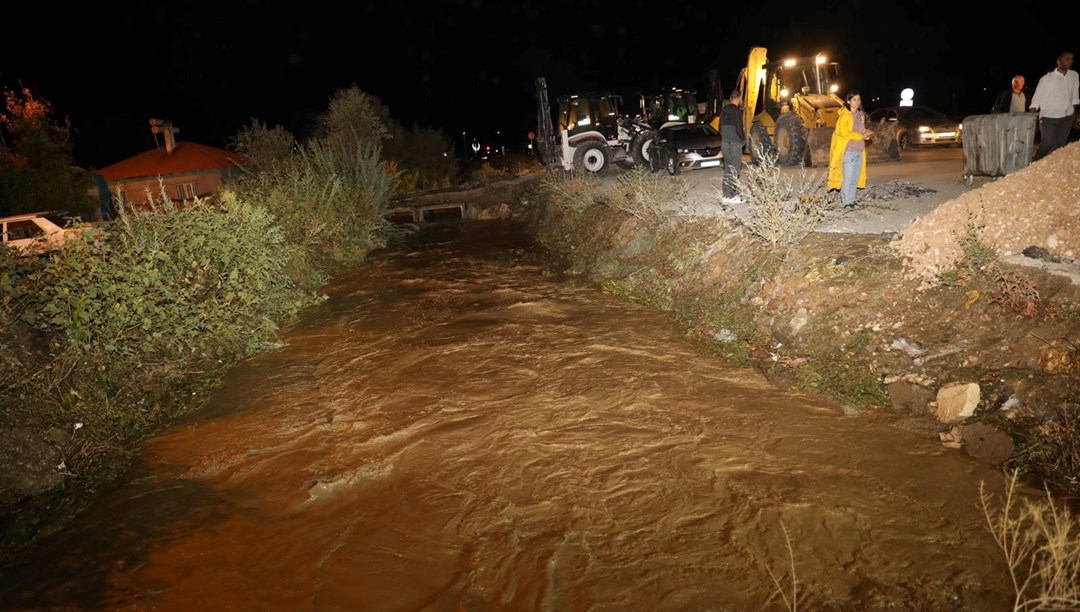 Van'da sağanak sele neden oldu