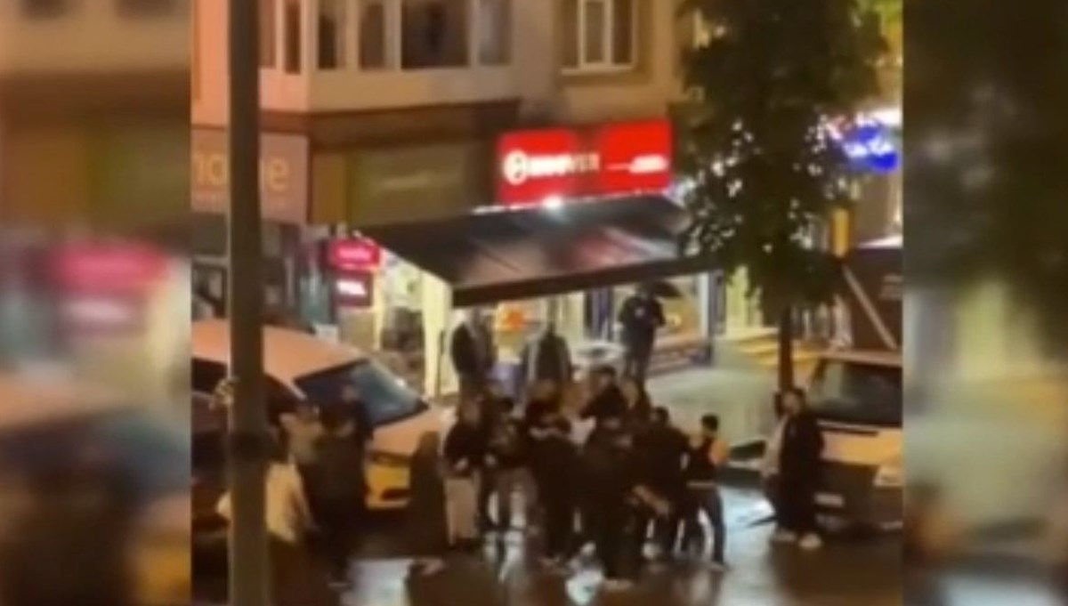 İstanbul'da cadde ortasında tekme tokat kavga İstanbul'da cadde ortasında tekme tokat kavga
