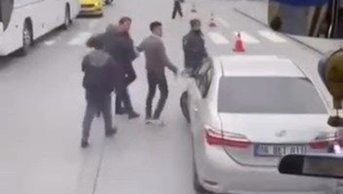 Trafikte yol verme kavgası Trafikte yol verme kavgası