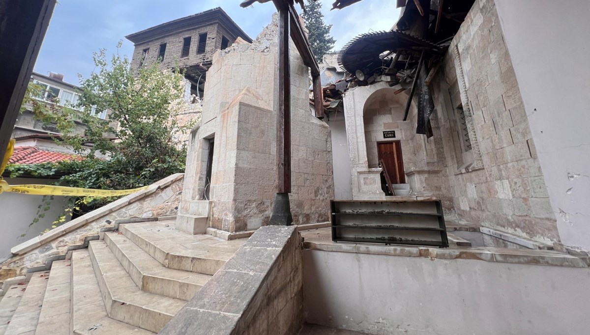 Depremde hasar gören 5 asırlık cami ibadete açılmayı bekliyor Depremde hasar gören 5 asırlık cami ibadete açılmayı bekliyor