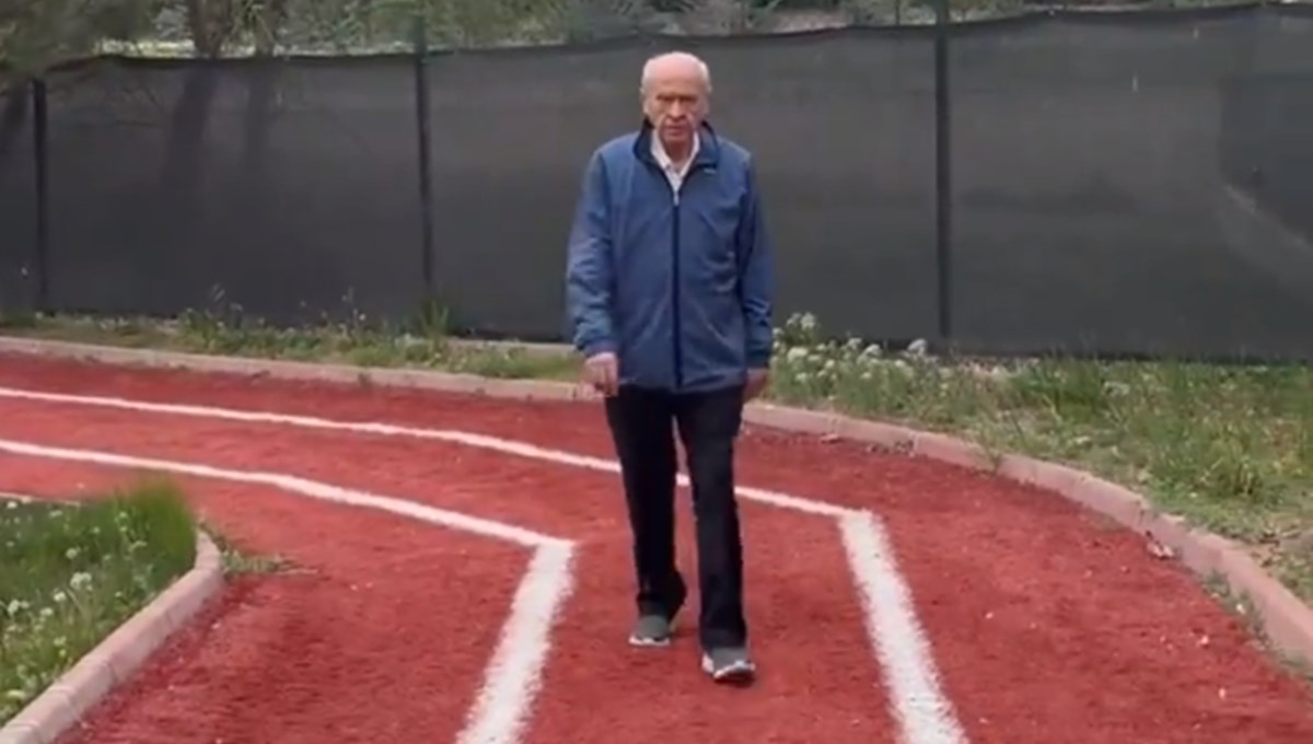 23 Nisan resepsiyonuna katılmamıştı: Devlet Bahçeli parkta yürüyüş yaptı 23 Nisan resepsiyonuna katılmamıştı: Devlet Bahçeli parkta yürüyüş yaptı