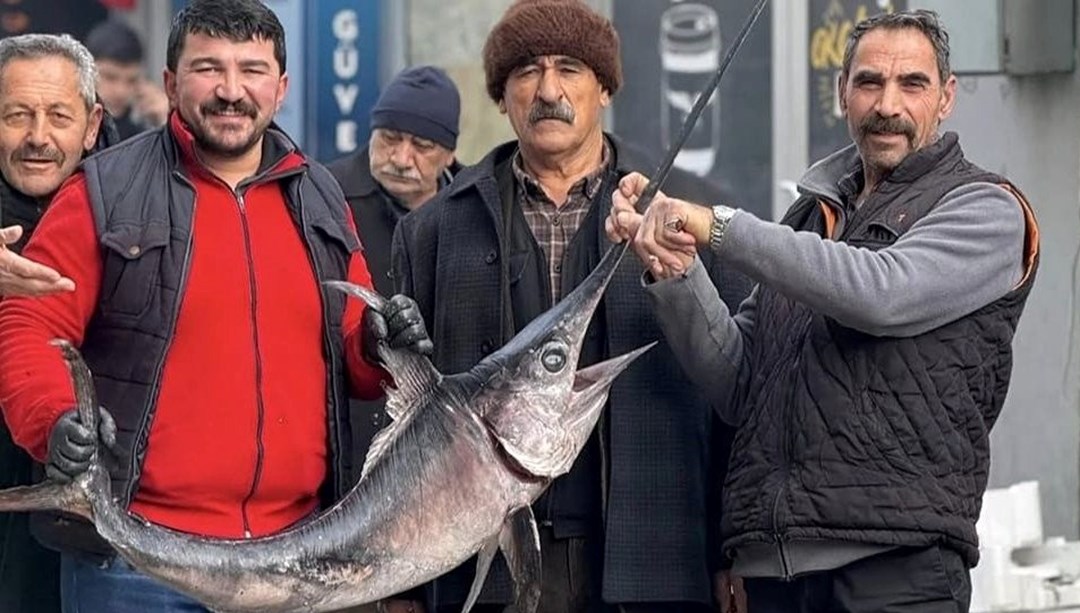 Karadeniz’den Erzincan’a gelen Kılıçbalığıyla poz verdiler