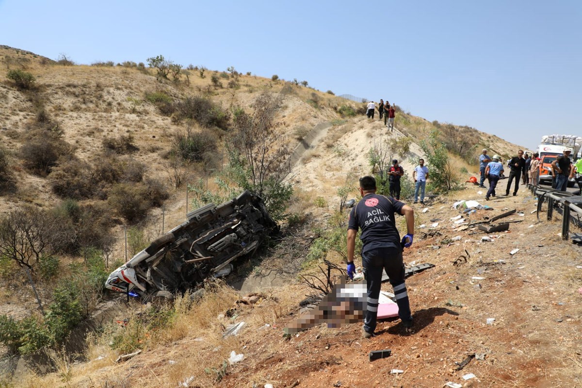 Otobüsün çarptığı ambulanslardan biri yoldan çıkarak şarampole yuvarlandı.