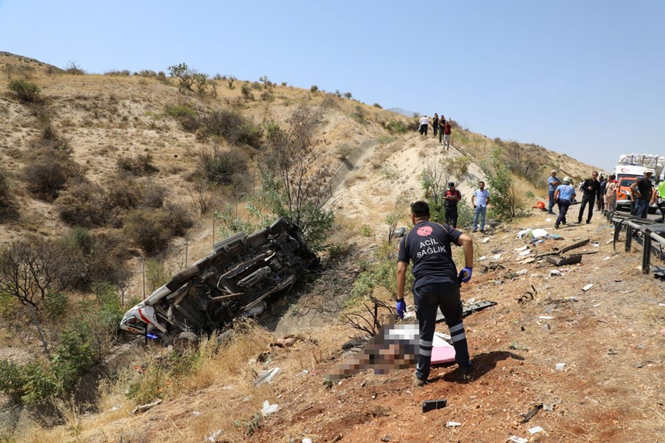 Otobüsün çarptığı ambulanslardan biri yoldan çıkarak şarampole yuvarlandı. 