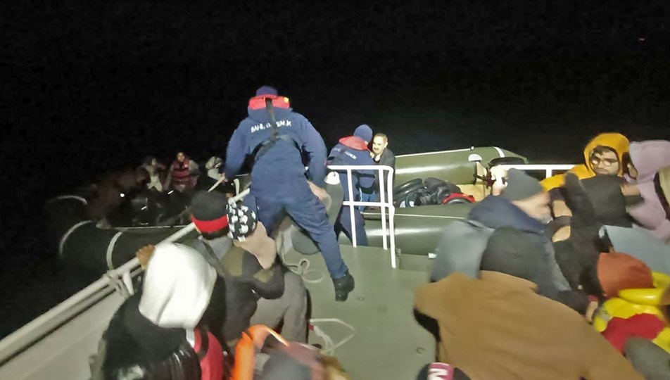 Ayvalık açıklarında 42 düzensiz göçmen kurtarıldı