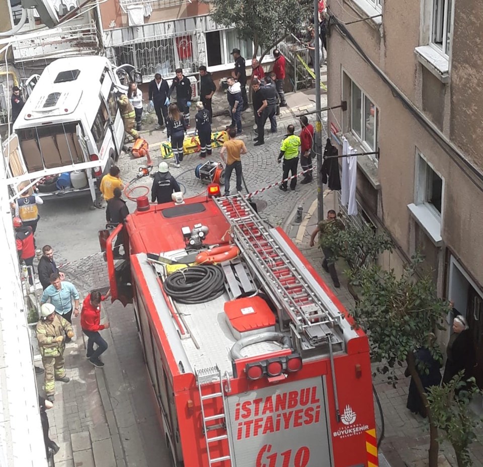 Beşiktaş'ta freni patlayan servis apartmana girdi - 1