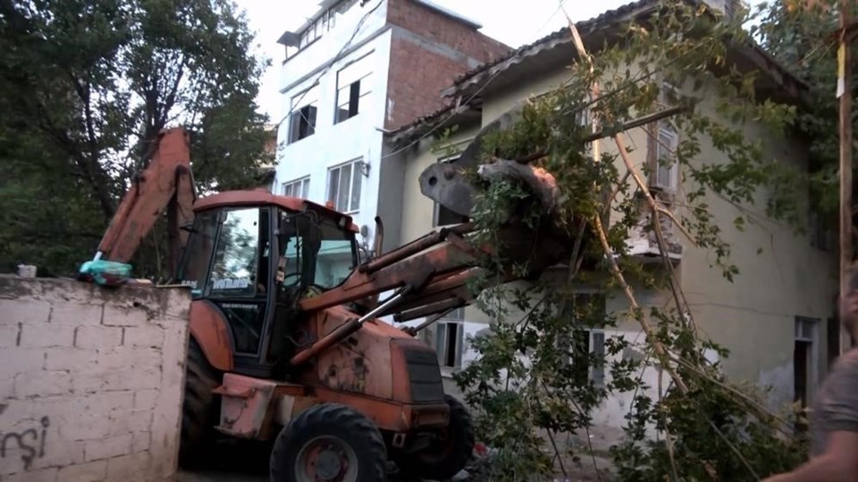 2019 yerel seçimlerinde belediye başkan adayıydı: Evinden 15 kamyon çöp çıktı - 1