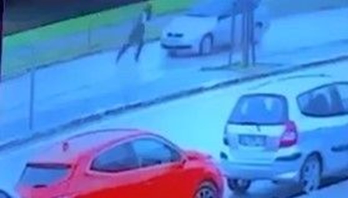 Bursa'da yeni dolandırıcılık yöntemi: Otomobilin önüne kendini böyle attı Bursa'da yeni dolandırıcılık yöntemi: Otomobilin önüne kendini böyle attı