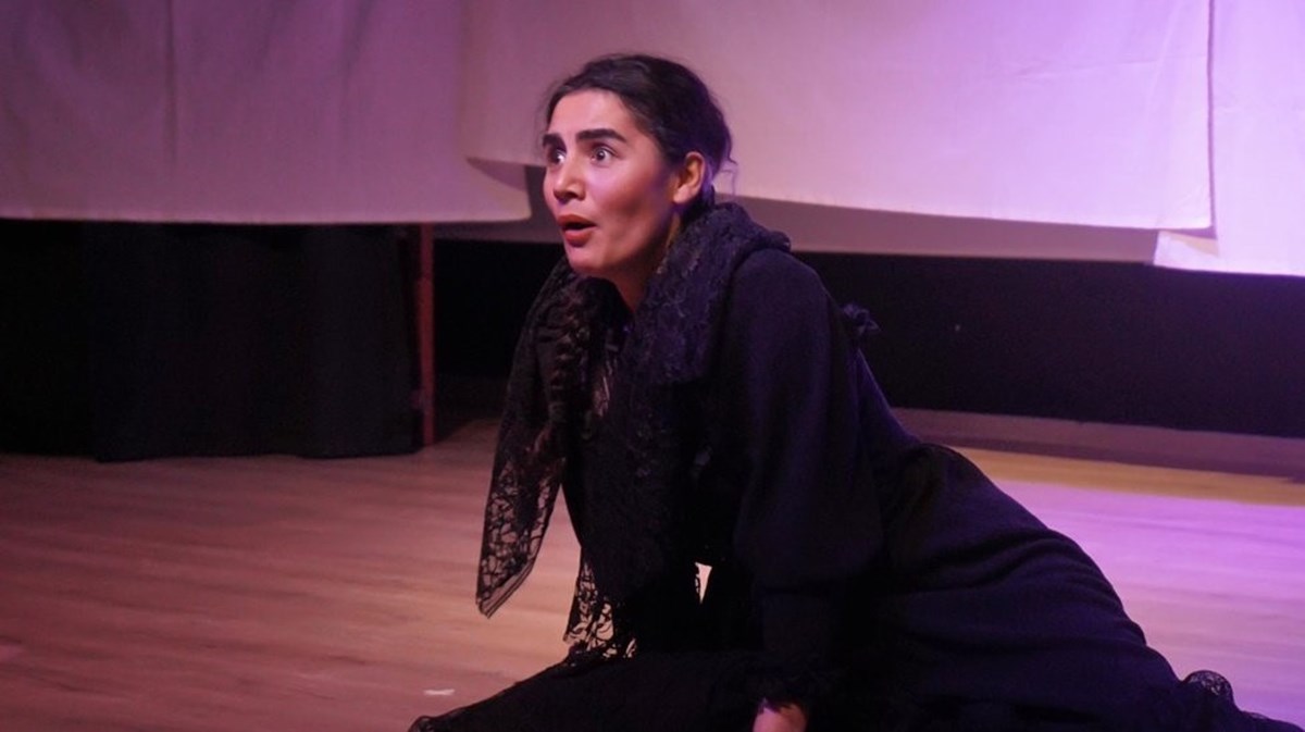 Özge Arslan, "Bernarda" adlı oyundaki performansıyla En İyi Kadın Oyuncu seçildi