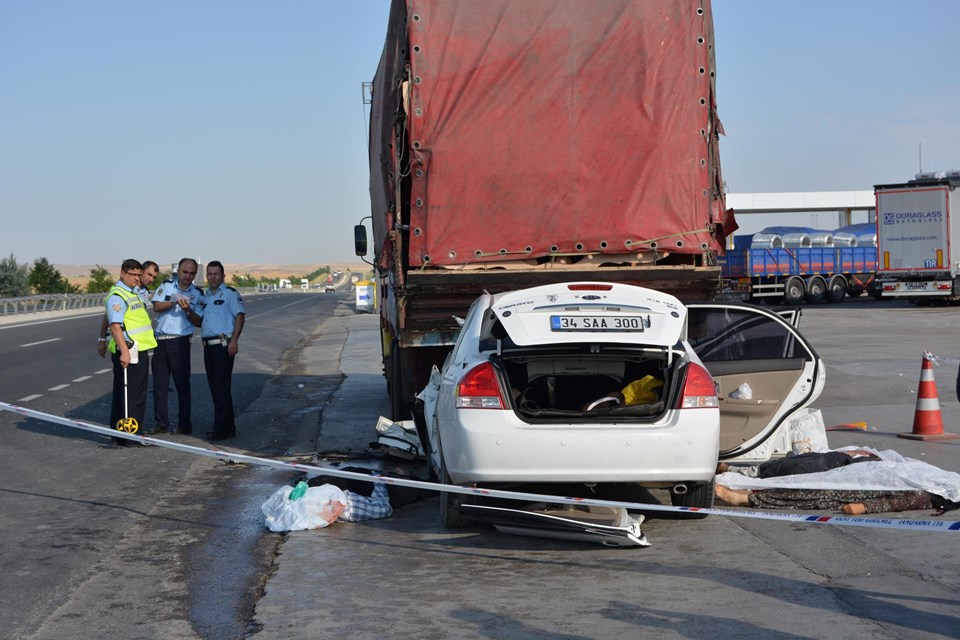 Suriyelileri taşıyan otomobil kaza yaptı: 3 ölü - 1