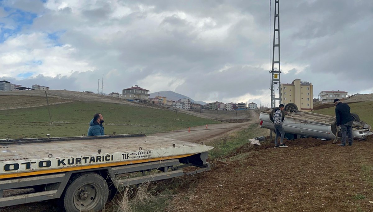 Adana'da devrilen otomobildeki karı koca yaralandı