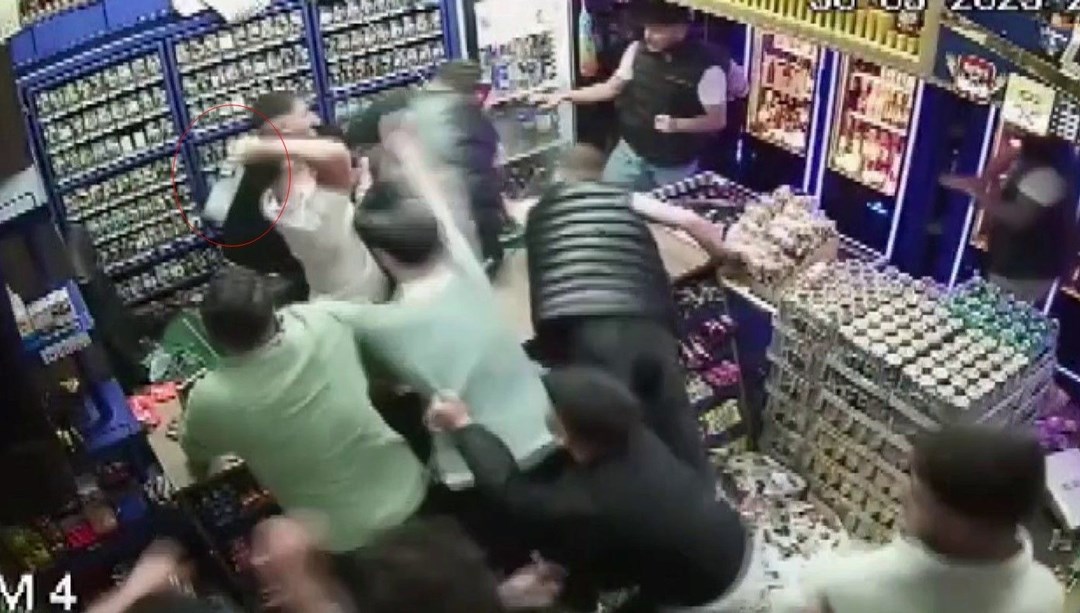 Tekel bayisinde dehşet anları! İki kişiyi öldüresiye dövdüler