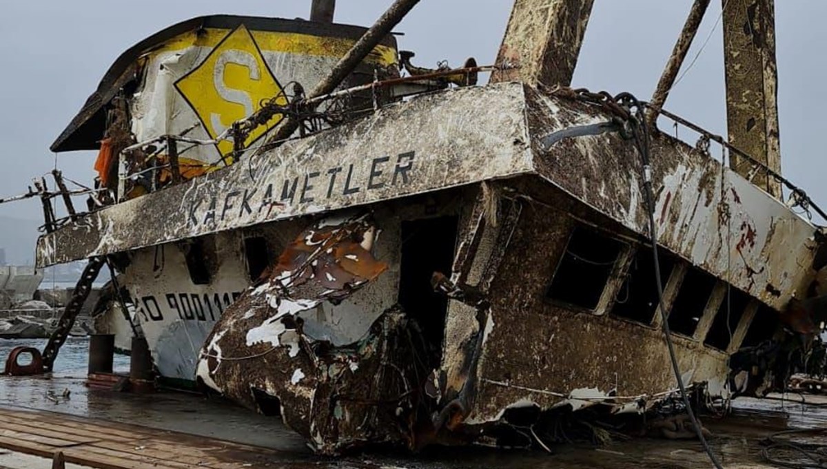 Batan "Kafkametler" gemisinin kaptan köşkü denizden çıkarıldı