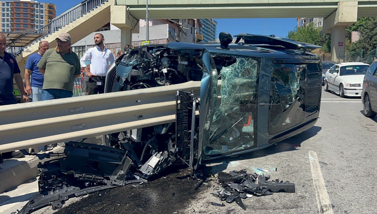 Pendik'te feci kaza: Bariyere ok gibi saplandı