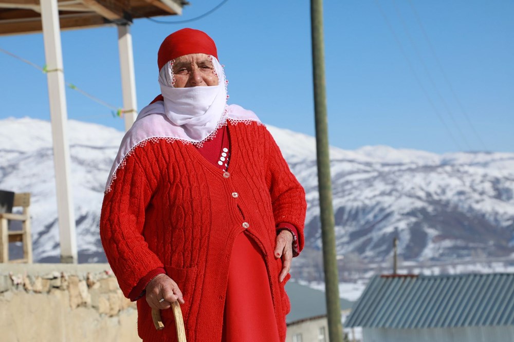 Çocukken gördüğü rüyanın
etkisiyle 67 yıldır kırmızı giyiniyor - 1