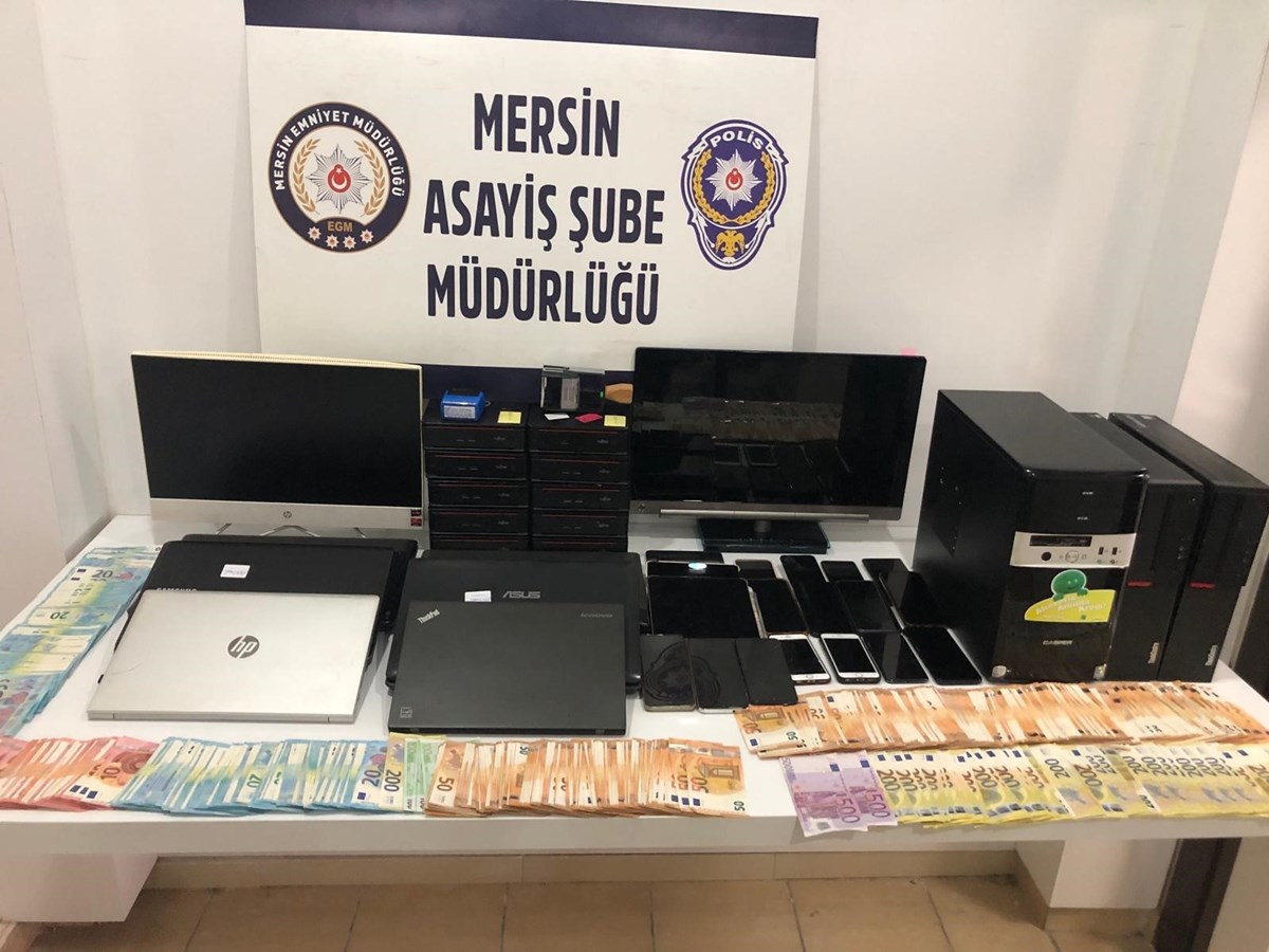 Eş zamanlı düzenlenen baskınlarda çok sayıda cihaz ele geçirildi.
