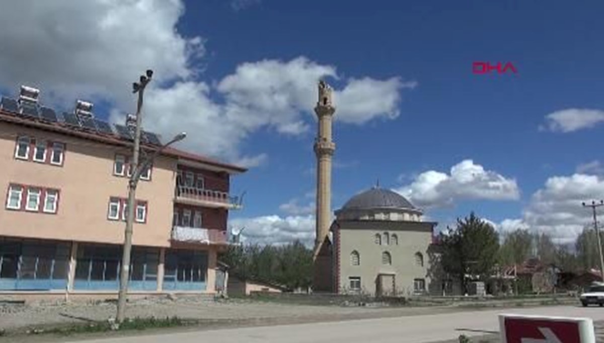 Depremde hasar gören minare, kontrollü olarak yıkıldı Depremde hasar gören minare, kontrollü olarak yıkıldı
