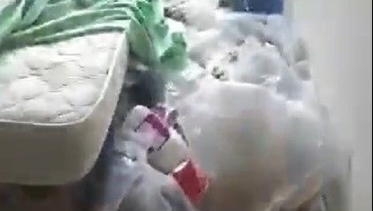 Ağır koku gelen evden 7 ton çöp çıktı