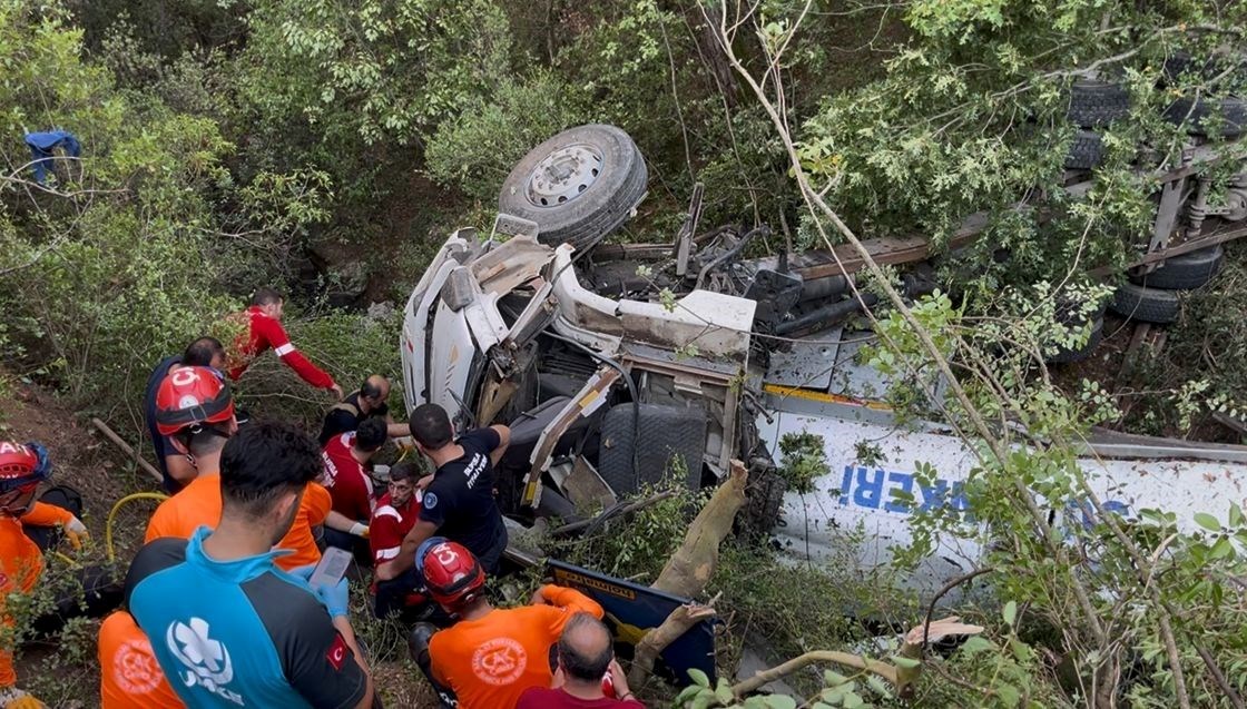 Yangına giden tanker devrildi: Ölü sayısı 3'e yükseldi