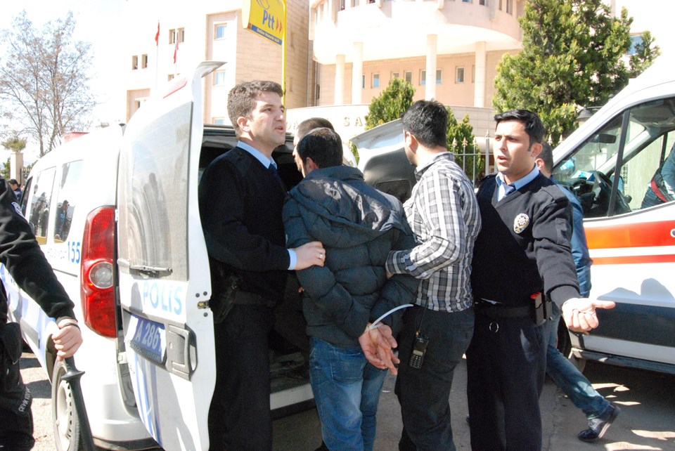 Şanlıurfa'da adliye önünde kavga: 3'ü polis 6 yaralı - 1