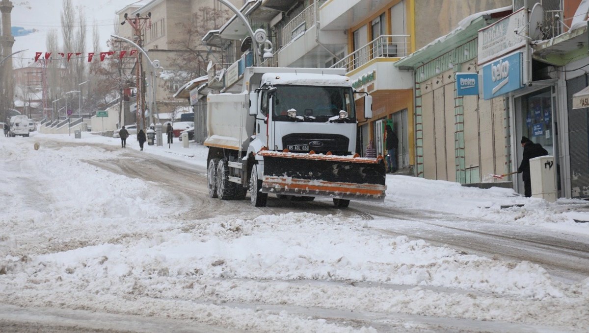 Van'da kar yağışı şiddetini arttırdı! 60 yerleşim yeri ulaşıma kapandı