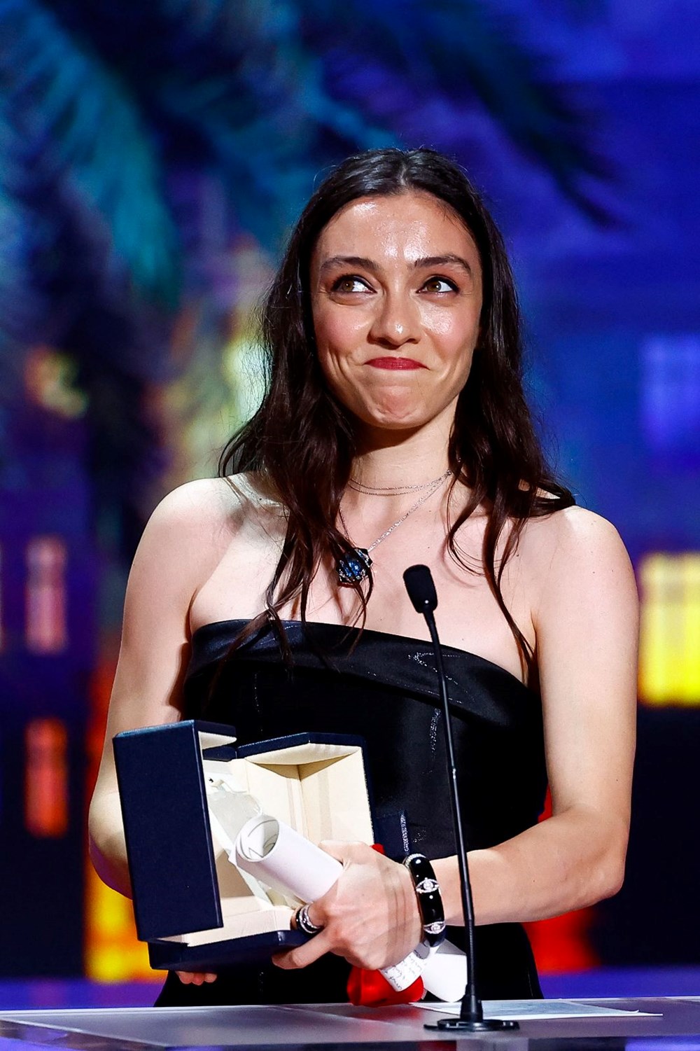 Merve Dizdar Cannes Film Festivali'nde en iyi kadın oyuncu ödülünü aldı - 12