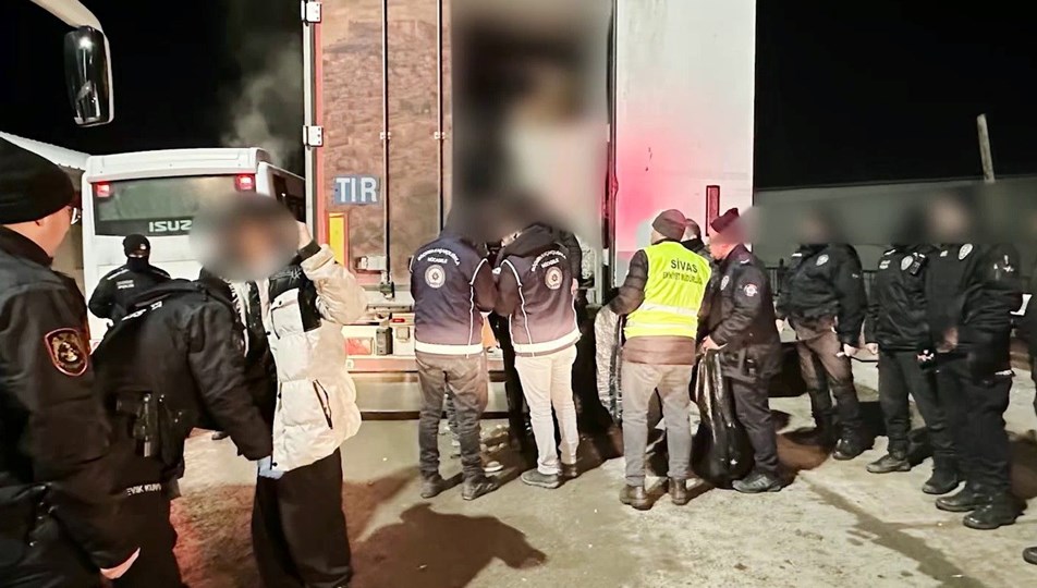 Sivas'ta TIR dorsesinde 29 kaçak göçmen yakalandı: Sürücü tutuklandı