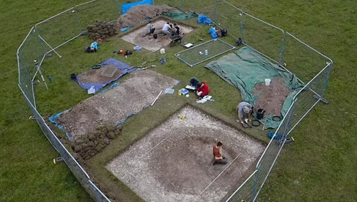 Stonehenge'ın etrafında 10 bin yıllık gizemli çukurlar bulundu