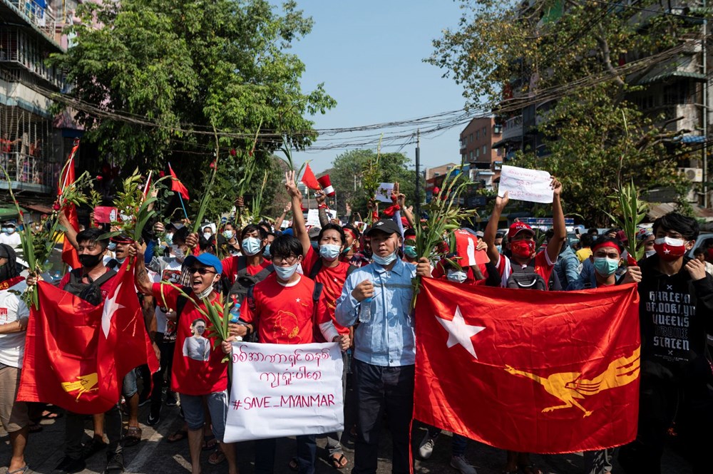 Myanmar'da on binlerce kişi cuntaya meydan okudu - 13