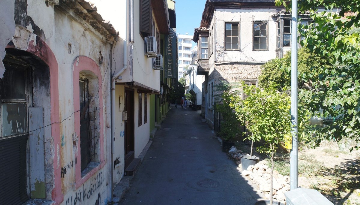 Antalya kent merkezindeki asırlık evler yok oluyor