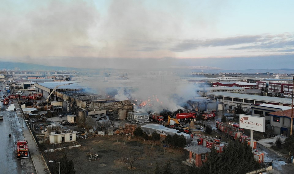 Afyonkarahisar’da fabrika yangını: Alevlerle mücadele saatlerdir sürüyor - 2