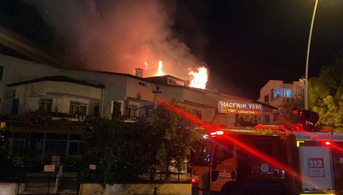 Marmaris'te korkutan yangın: Alevler geceyi aydınlattı Marmaris'te korkutan yangın: Alevler geceyi aydınlattı
