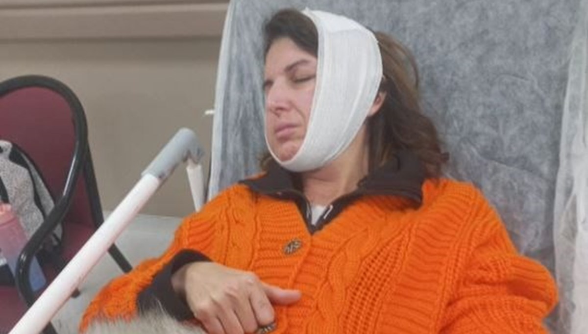 Güzellik merkezinde topuklu ayakkabı dayağı Güzellik merkezinde topuklu ayakkabı dayağı