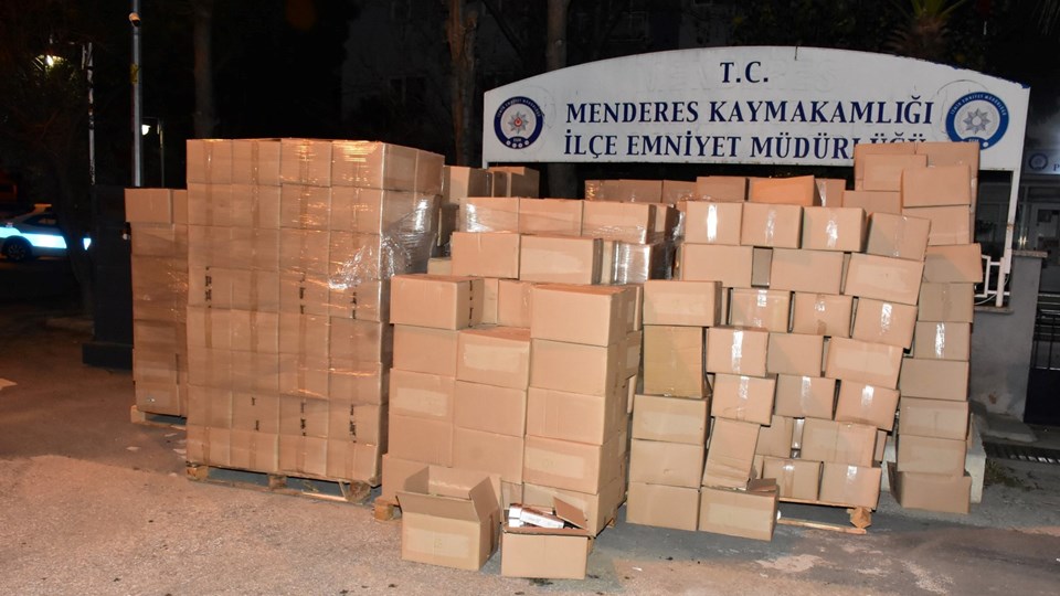 İzmir'de 4 milyon lira değerinde 10 ton kaçak tütün ele geçirildi - 1