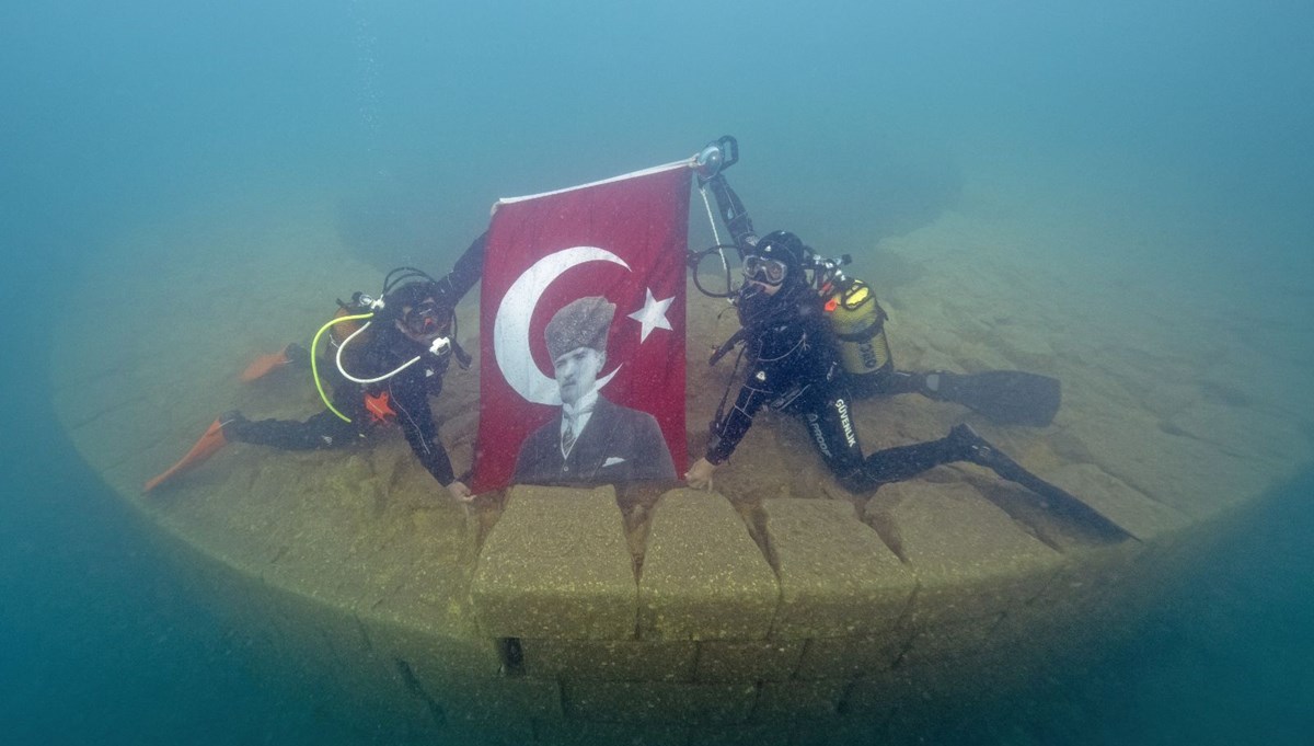 Van Gölü derinliklerinde Cumhuriyet Bayramı kutlaması