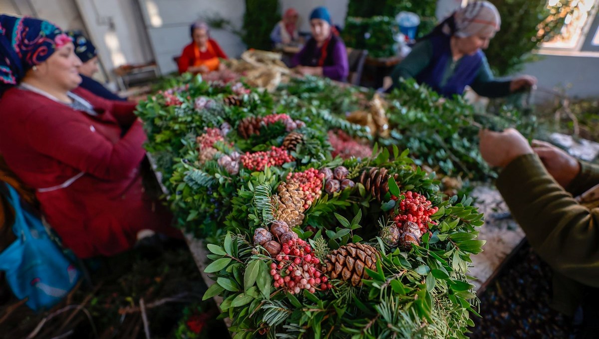 Antalyalı kadınlar Avrupa'ya Noel çelengi üretiyor
