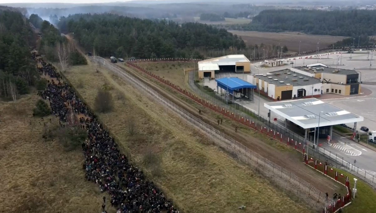 Belarus-Polonya sınırındaki kriz büyüyor: Sınıra dayanan binlerce mülteci havadan görüntülendi