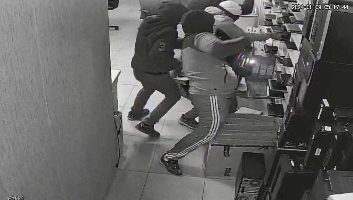 Ümraniye'de 110 bilgilsayarı 2 buçuk dakikada böyle çaldılar Ümraniye'de 110 bilgilsayarı 2 buçuk dakikada böyle çaldılar