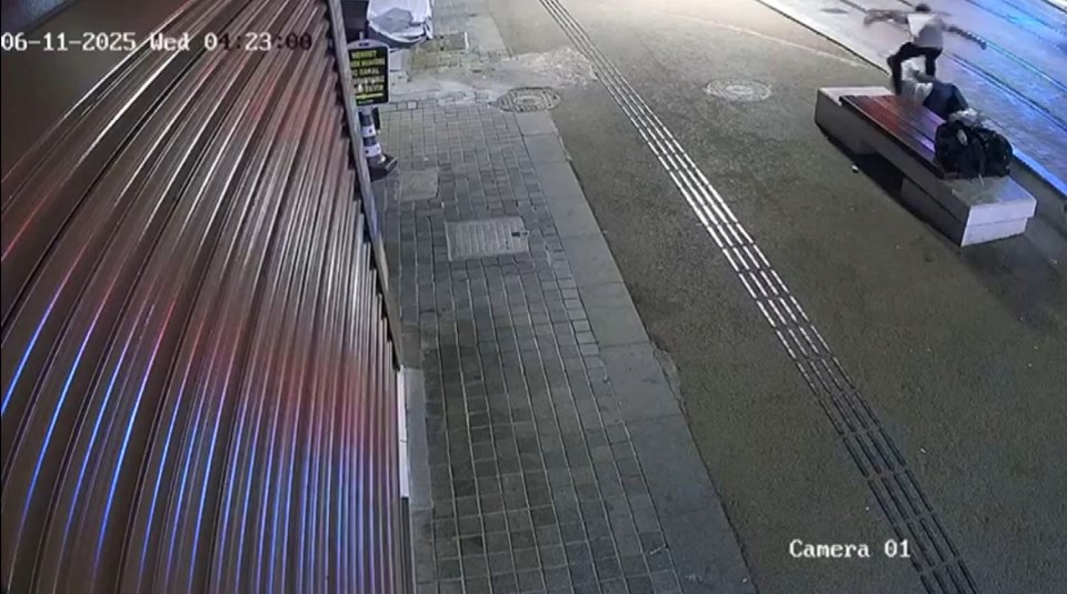 Bankta oturan kişiyi dövüp parasını gasbetti - 2
