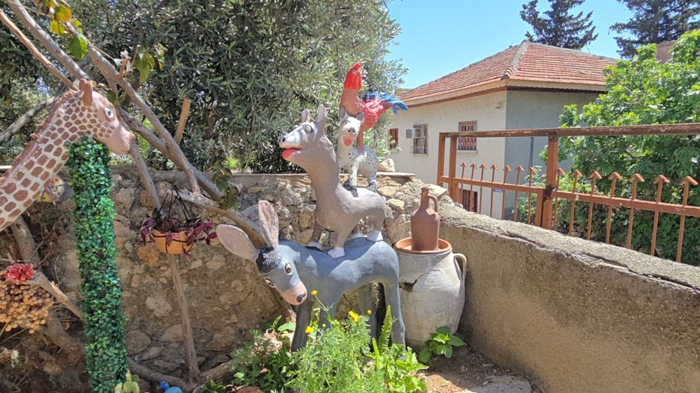 64 yaşındaki emekli öğretmen atıl malzemeleri dönüştürüyor: Bahçesini açık hava müzesine dönüştürdü 74 fqVkPJ7WtkeopoOIPtVwPA