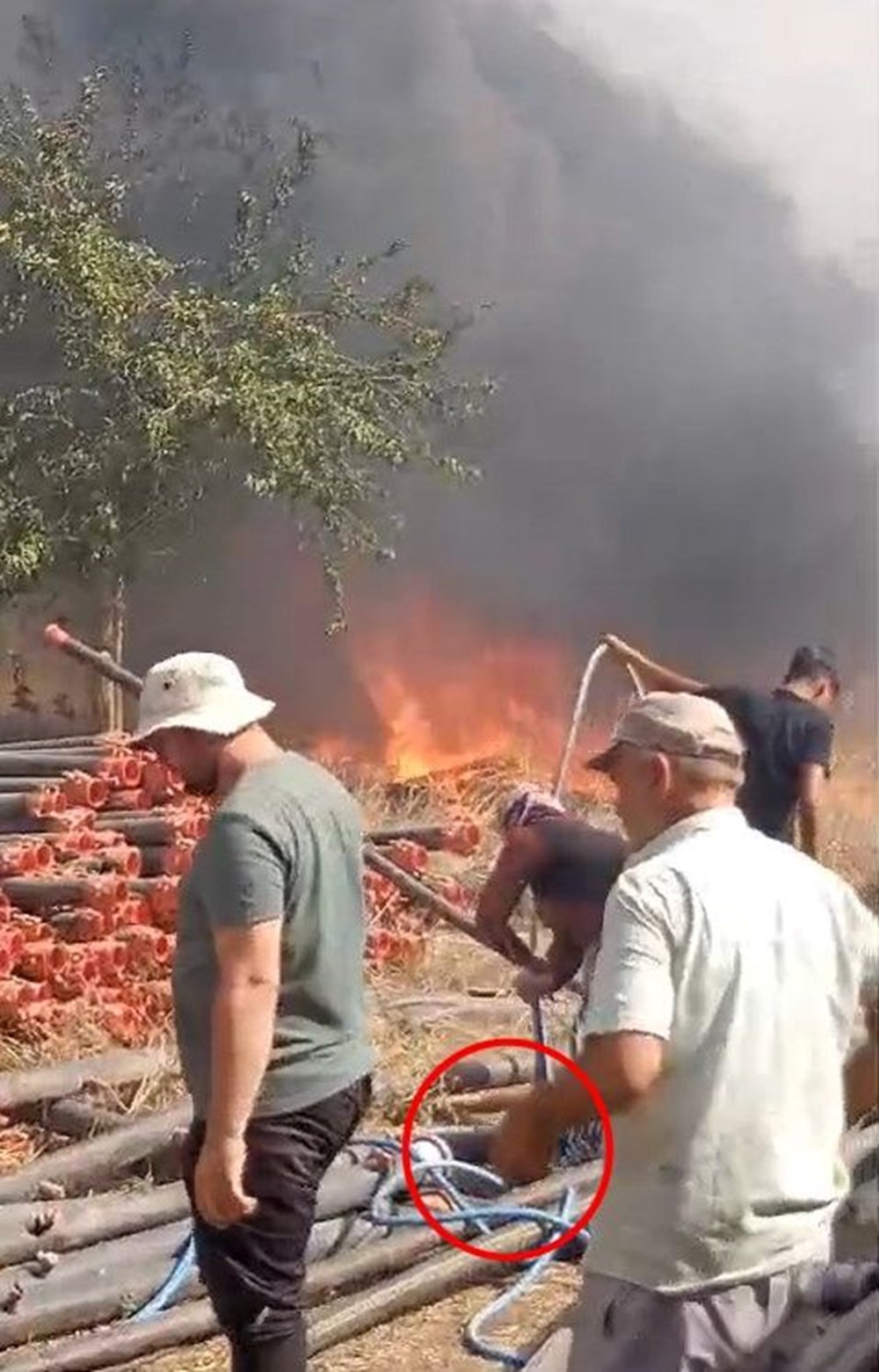 Mardin'de şaşkına çeviren görüntü! Ağzında sigarayla yangın söndürdü - 6