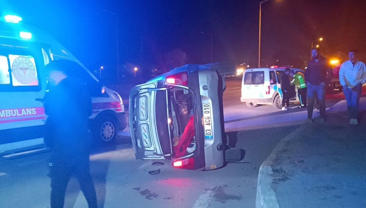 Afyonkarahisar'da otomobil devrildi: 5 yaralı Afyonkarahisar'da otomobil devrildi: 5 yaralı