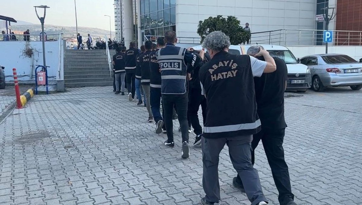 Polis uygulama noktalarını Whatsapp'tan paylaşan 13 kişiye gözaltı Polis uygulama noktalarını Whatsapp'tan paylaşan 13 kişiye gözaltı