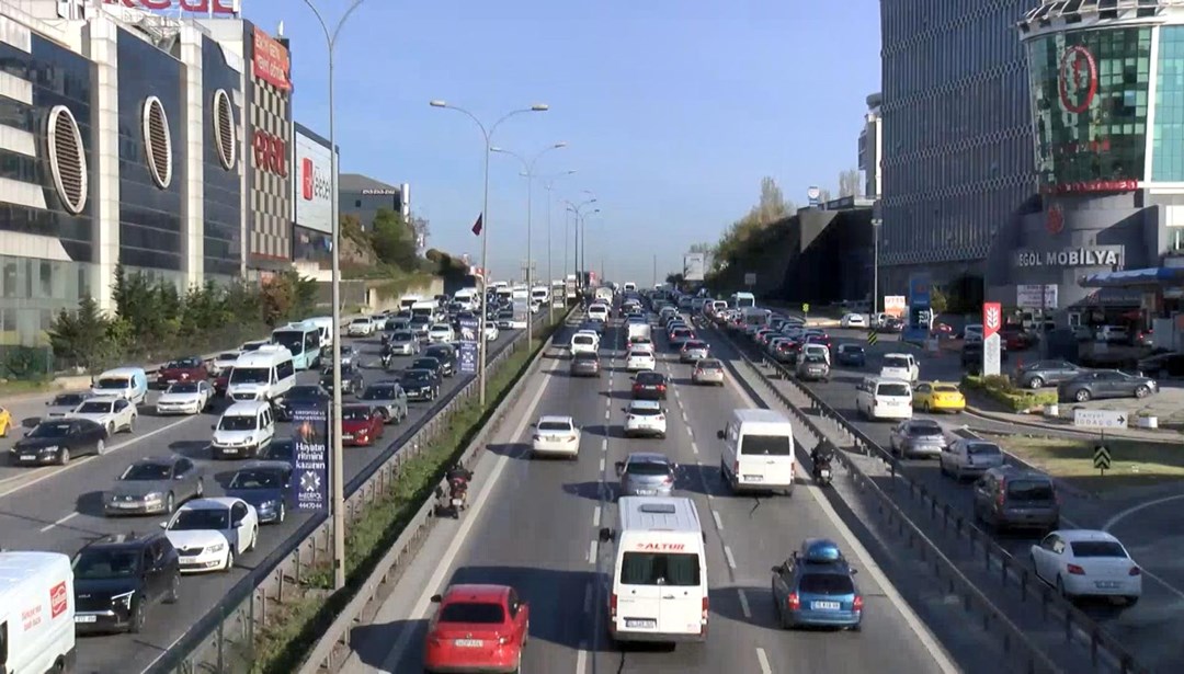 İstanbullu yeni haftaya trafikte başladı: Araçlar adım adım ilerledi