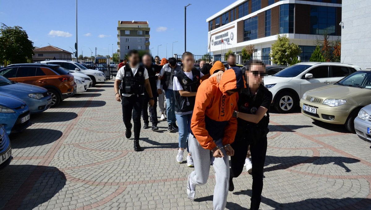 Annenin en zor anı: Uyuşturucudan aranan oğlunu polise teslim etti Annenin en zor anı: Uyuşturucudan aranan oğlunu polise teslim etti