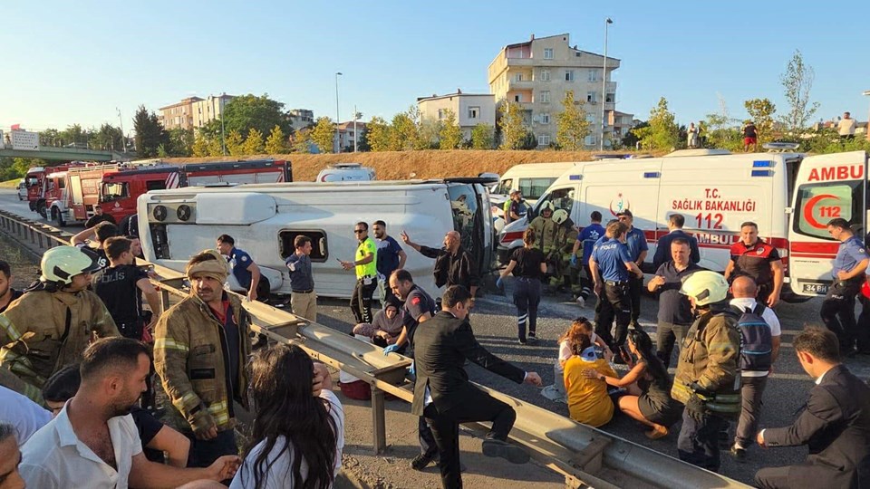Ümraniye TEM'de servis aracı devrildi: Yaralılar var - 1