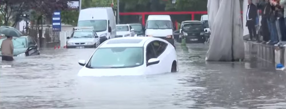 Ankara'da şiddetli yağış: Caddeler göle döndü, araçlar sürüklendi - 2