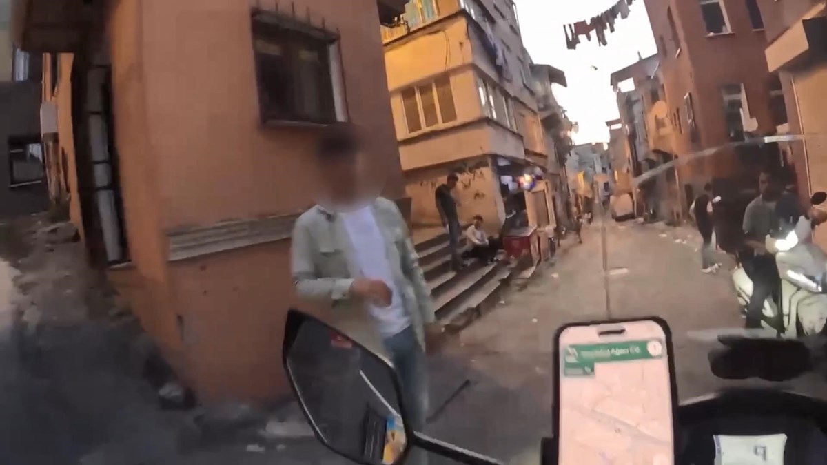 Motosikleti durduran kişi İspanyol turiste Niye çekiyorsun? diye çıkıştı.