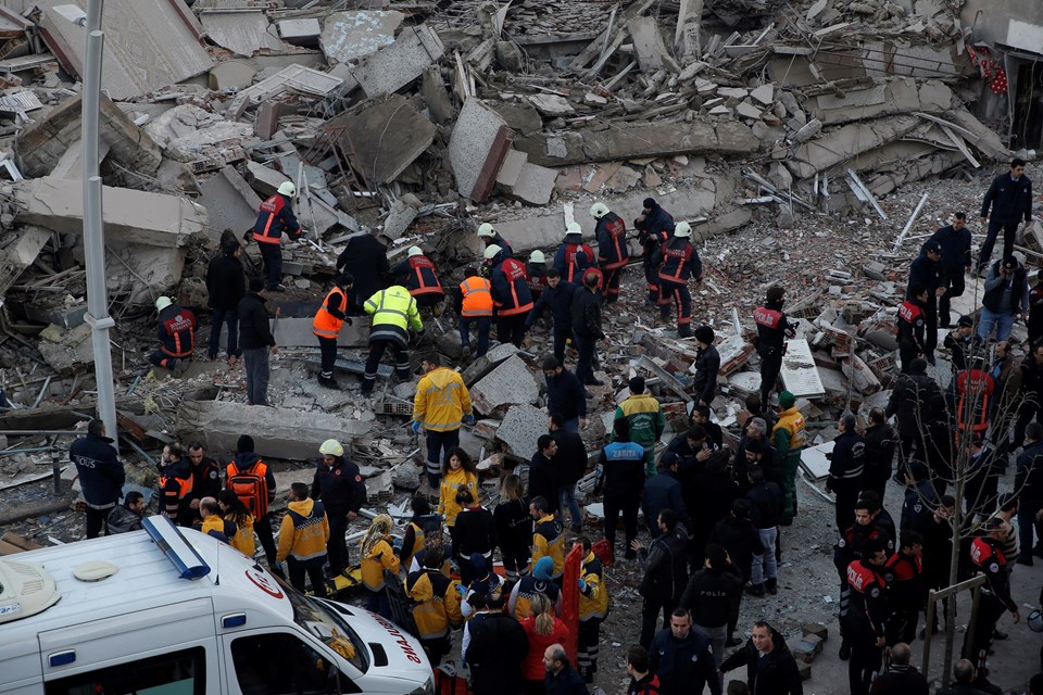 Zeytinburnu’da bina çöktü : 2 ölü - 3